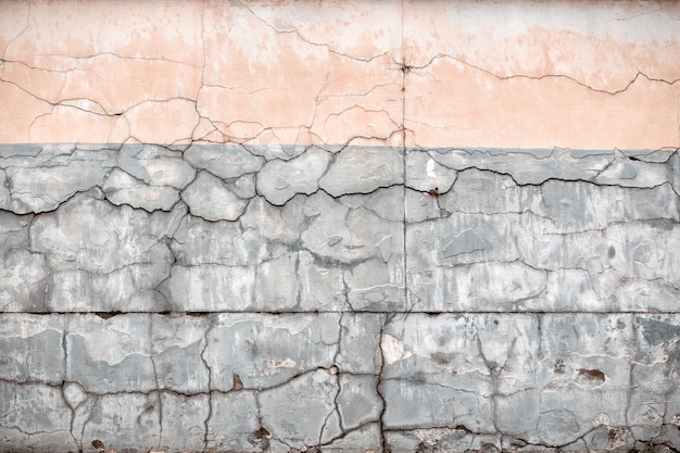 Velho muro quebrado com textura de tijolos visíveis