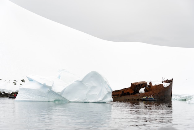 Velho naufrágio enferrujado na antártica