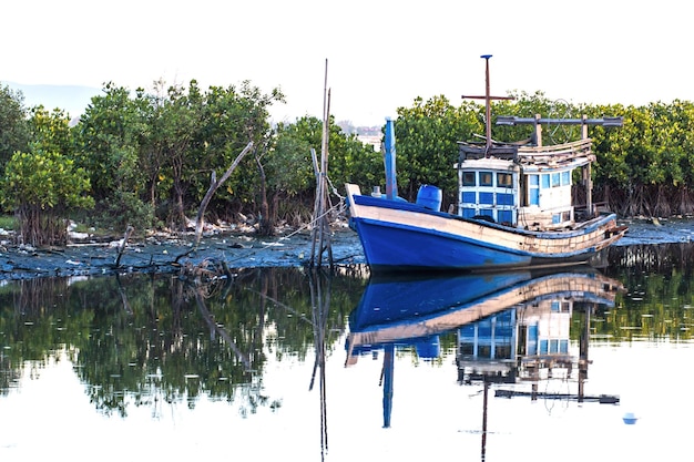 Velho navio de pesca tailandês na costa