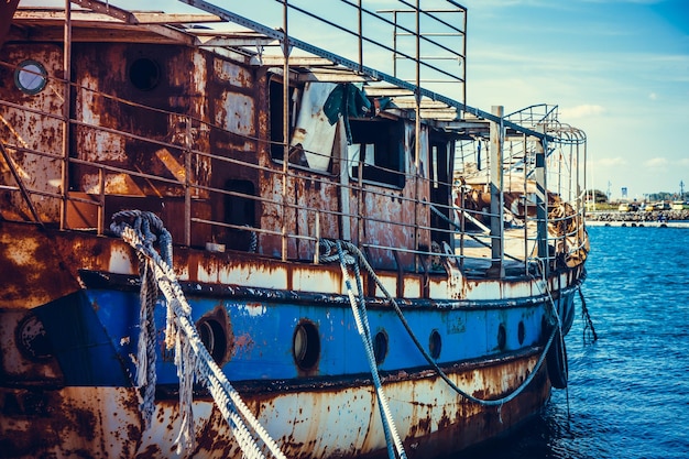 Velho navio enferrujado