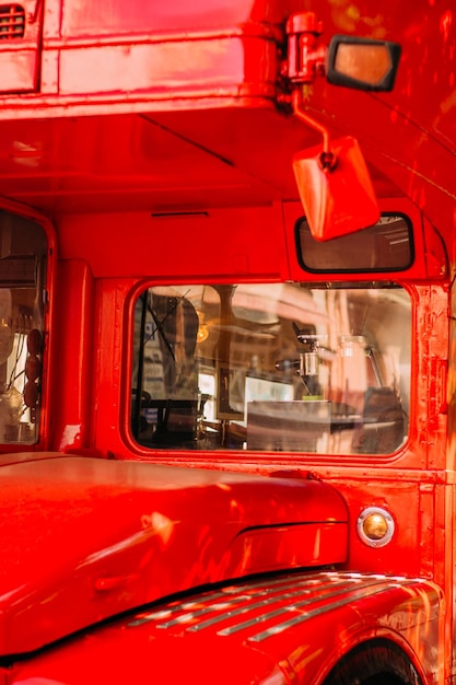 Velho ônibus inglês vermelho