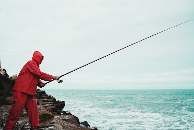 Velho pesca no mar.