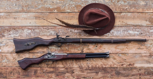 Velho rifle de caça em uma mesa de madeira