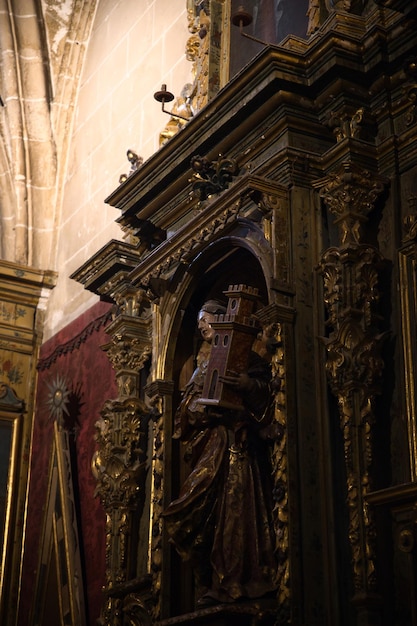 Velho santo católico esculpido em madeira