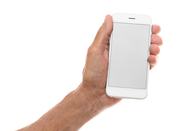 Velho segurando smartphone em um fundo branco