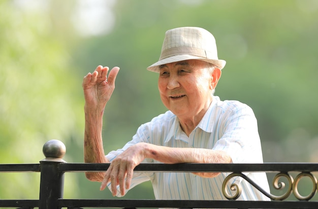 velho sorri e descansa ao ar livre no verão