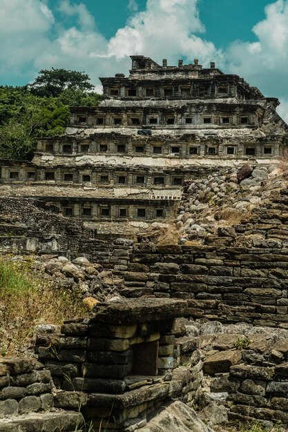 Foto velho templo contra o céu nublado