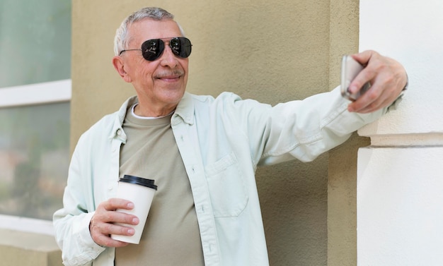 Velho tirando uma selfie com o telefone