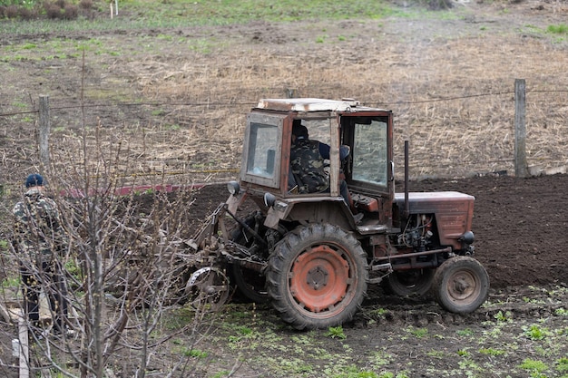 Velho trator andando nas terras altas. Agricultura.