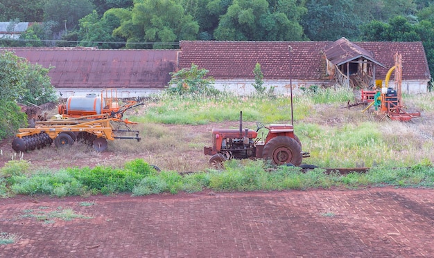 Velho trator e máquinas na fazenda de café