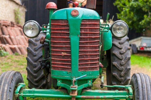 Velho trator em uma fazenda como ferramenta de trabalho