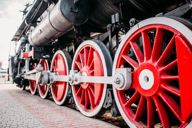 Velho trem a vapor, close up das rodas vermelhas. locomotiva vintage. motor ferroviário, antigo veículo ferroviário