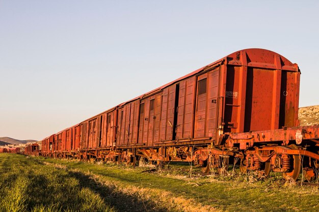 Velho trem enferrujado abandonado no campo