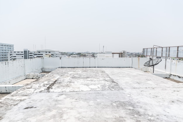 Velho vazio edifício no terraço no último andar