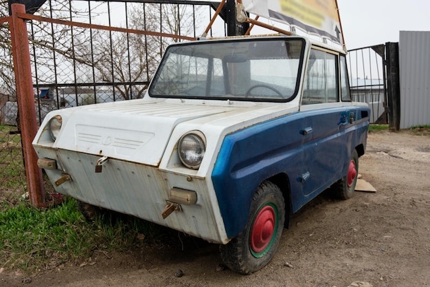 Velho veículo soviético de duas rodas e quatro rodas SMZ S3D da fábrica de automóveis de Serpukhov