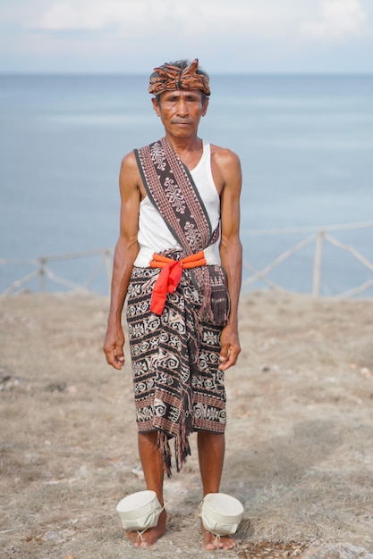 Velho vestindo roupas tradicionais da ilha de sabu