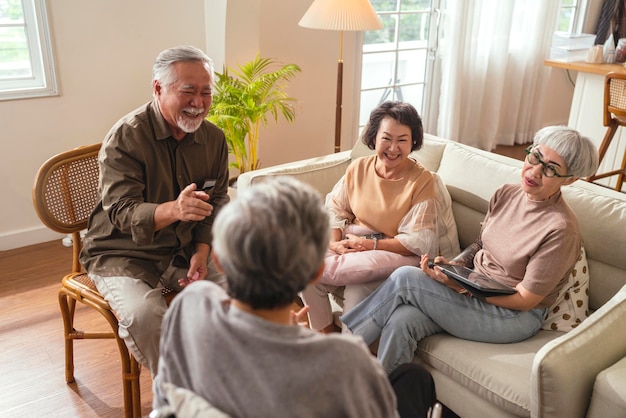 Foto velhos amigos asiáticos idosos aposentados felicidade risada positiva sorriso conversa juntos na sala de estar no lar de idosos idosos participando de atividades em grupo na creche para adultos