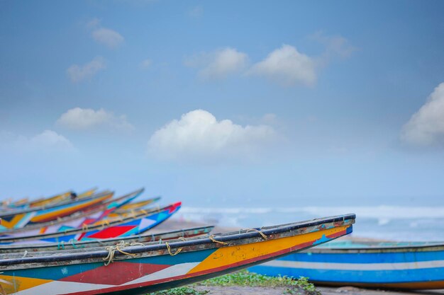 Foto velhos barcos de pesca de madeira indianos na praia