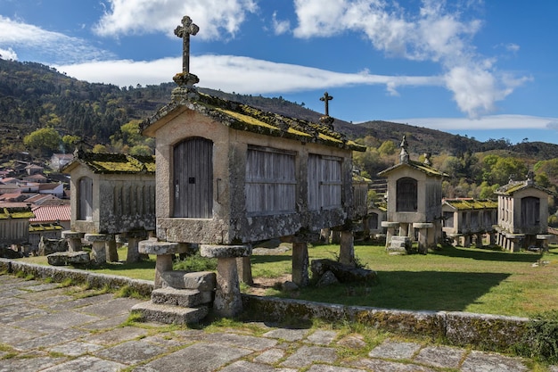 Velhos celeiros em Lindoso Portugal