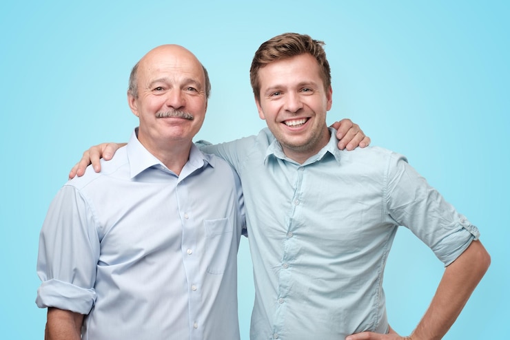 Velhos e jovens juntos na parede azul do estúdio