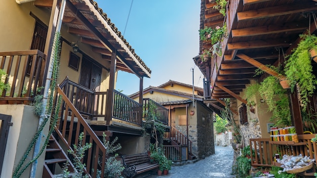 Velhos hauses e ruas estreitas da aldeia de Kakopetria em Chipre.