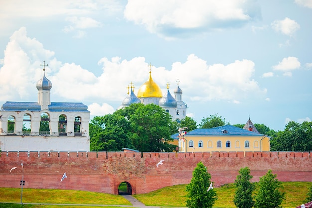 Foto veliky novgorod rússia novgorod kremlin no rio volkhov