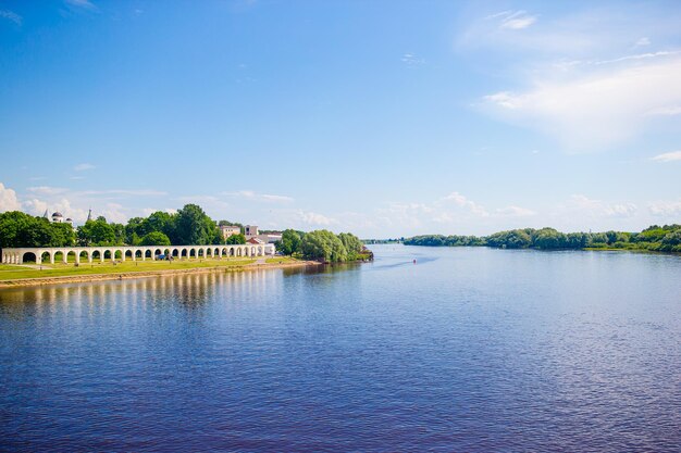 Foto veliky novgorod rússia novgorod kremlin no rio volkhov