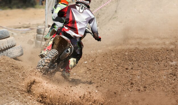 Velocidad de motocross en pista.