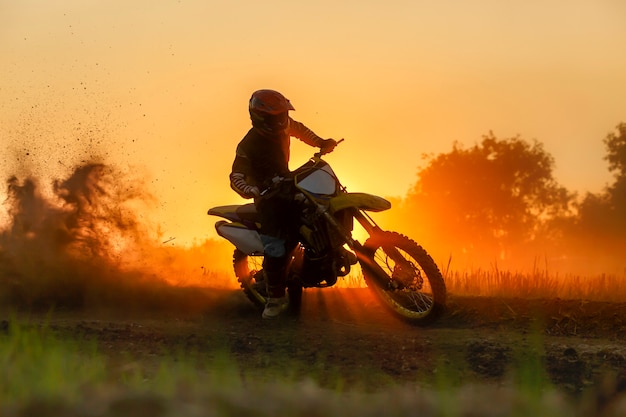 Velocidad de motocross de silueta en pista