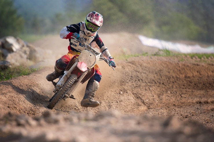 Foto velocidad y poder de la raza de la bici del motocrós en deporte extremo del hombre, concepto de acción del deporte