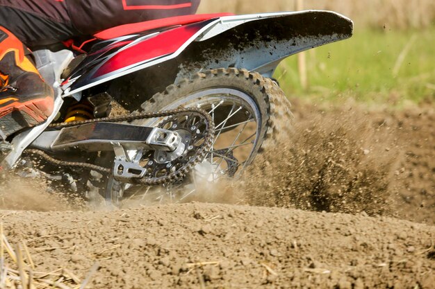 Velocidade de aceleração do piloto de motocross na pista