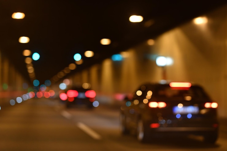 Foto velocidade de condução de carro velocidade de movimento de carro condução de automóvel em túnel condução de veículo desfocada condução de tráfego velocidade de condução movimento de automóvel