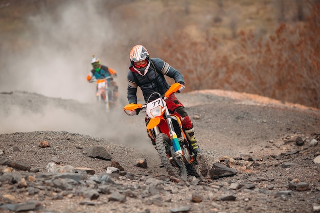 Velocidade de corrida de moto de motocross e poder no esporte de homem extremo, conceito de ação do esporte