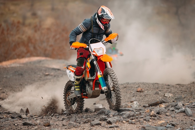 Velocidade de corrida de moto de motocross e potência no esporte extremo, conceito de ação esportiva