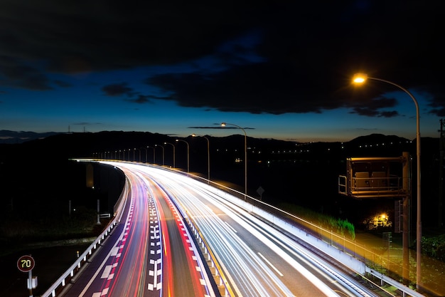 Velocidade de tráfego na estrada à noite