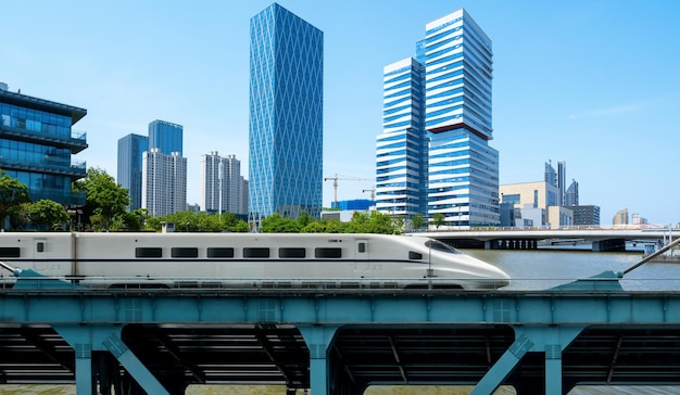 Velocidades ferroviarias de alta velocidad en puentes y el horizonte de la ciudad moderna de chongqing china