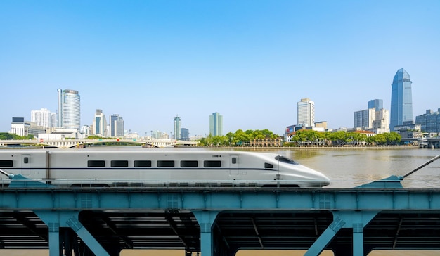 Velocidades ferroviarias de alta velocidad en puentes y el horizonte de la ciudad moderna de chongqing china