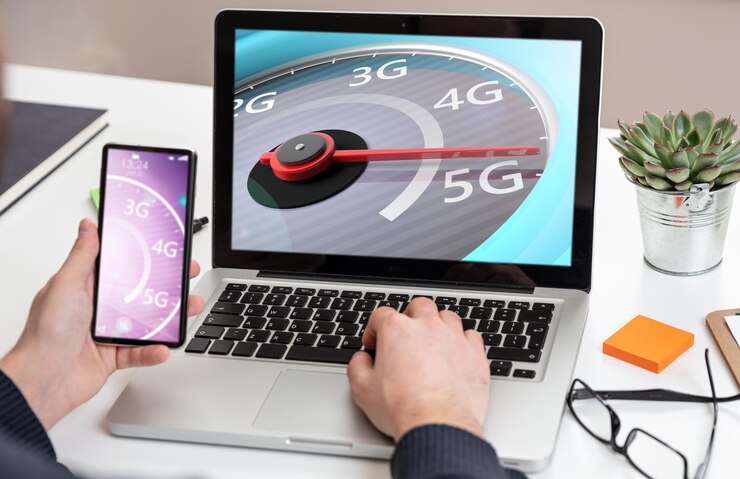 Velocímetro de conexión de red de alta velocidad 5G en un fondo de oficina de negocios de pantalla de computadora portátil
