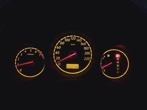 El velocímetro y el medidor de combustible iluminados en el automóvil