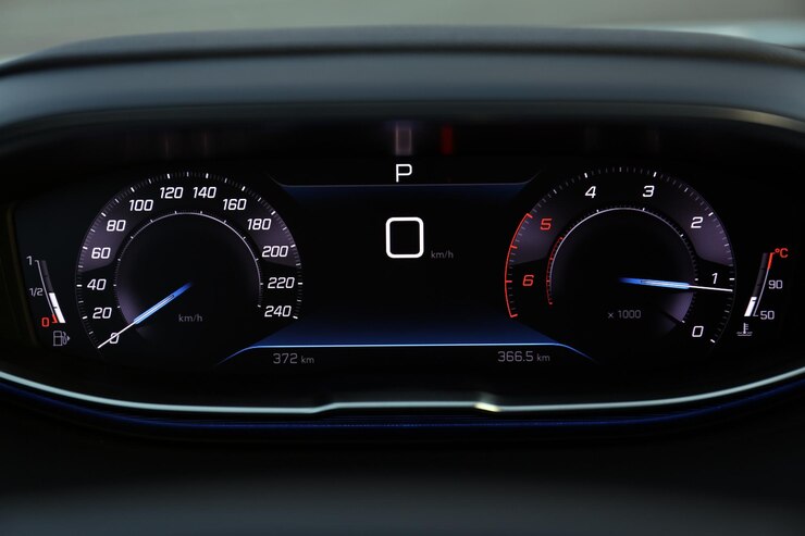 Foto velocímetro no painel dentro de um carro de luxo moderno em close-up