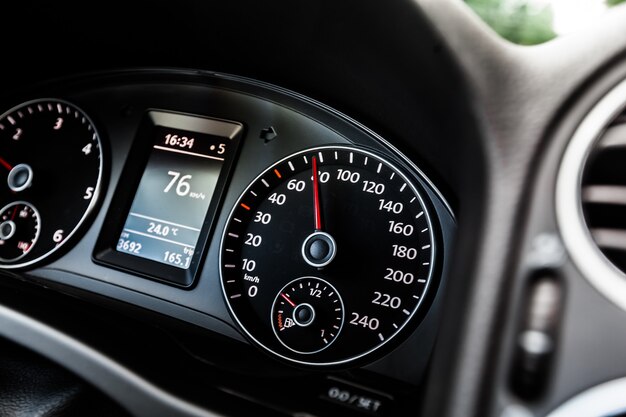 Velocímetros de coche negro sobre fondo