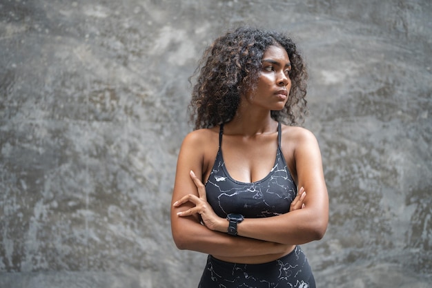 Una velocista atlética fuerte Mujeres africanas de pie en la ciudad vistiendo el concepto de motivación deportiva y fitness de ropa deportiva con espacio de copia Mujeres negras sonrientes deportivas mirando la cámara