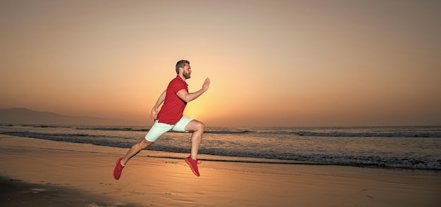 Velocista deportista corriendo en la playa de verano del amanecer en la resistencia del espacio de la copia del océano