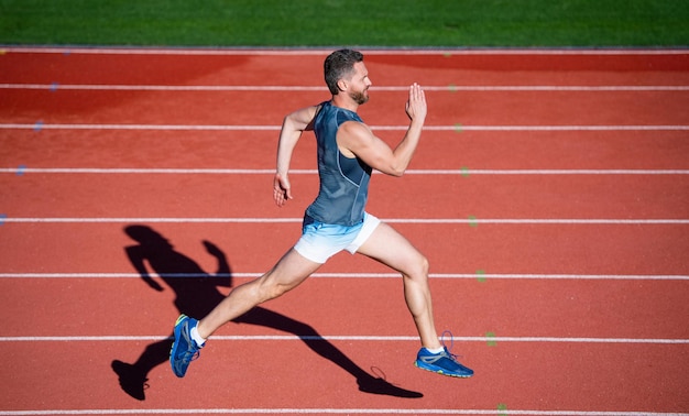 Foto velocista masculino correndo do início ao fim com sucesso e velocidade, competição de corrida.