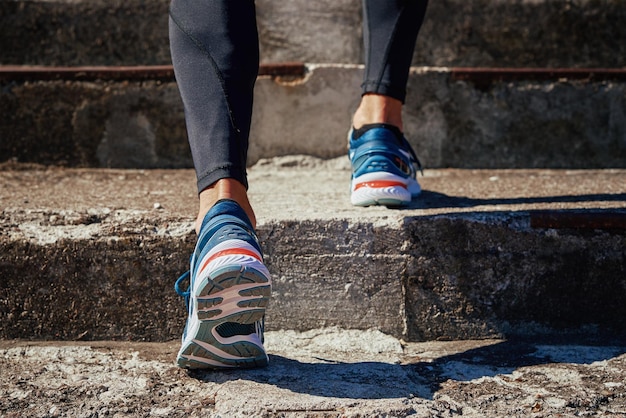 Velocista masculino con zapatillas deportivas entrenando al aire libre