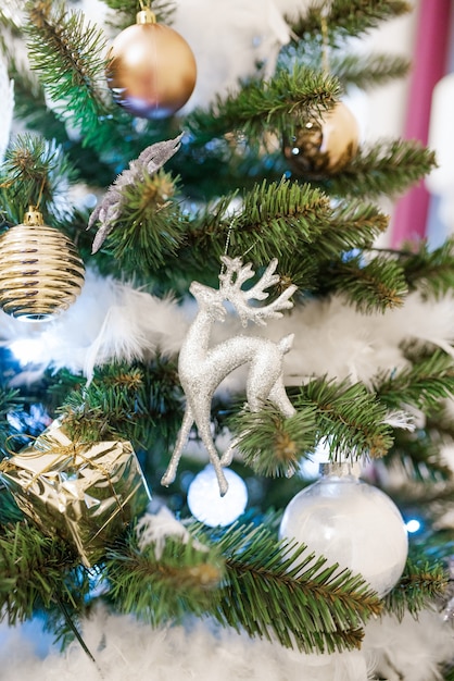 Venado de plata de juguete de Navidad en un árbol de Navidad decorado