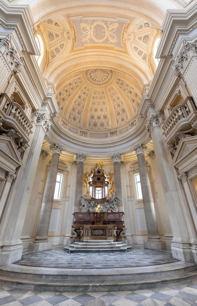 VENARIA REALE, ITÁLIA - CIRCA MAIO DE 2021: altar católico sagrado em estilo barroco e cúpula. Luz do dia.