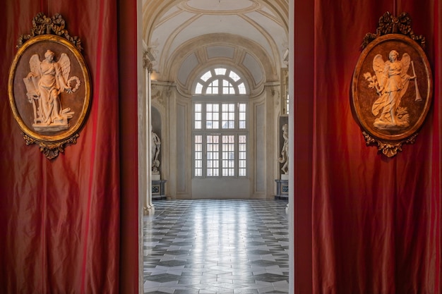 Foto venaria reale italien 16. juli 2023 luxusgalerie perspektive dekorativer marmor innenbereich niemand königspalast italien reiseziel