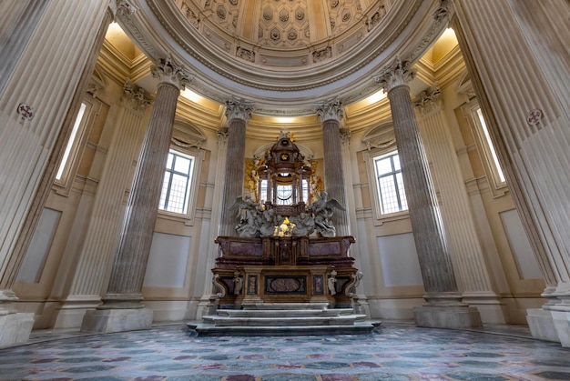 VENARIA REALE ITALIEN CIRCA MAI 2021 Heiliger katholischer Altar im Barockstil und Kuppel Tageslicht