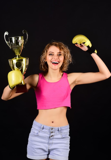 Vencedor da vitória e conceito de sucesso animado e alegre lutadora boxeadora usando luvas de boxe